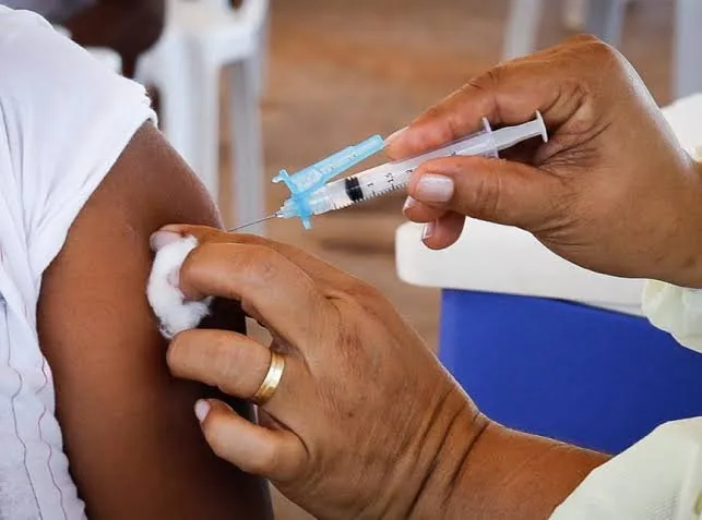 Arapongas vacina contra a covid-19 pessoas com 26 anos