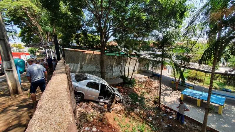 Carro invade colégio e adolescente fica ferido no Paraná