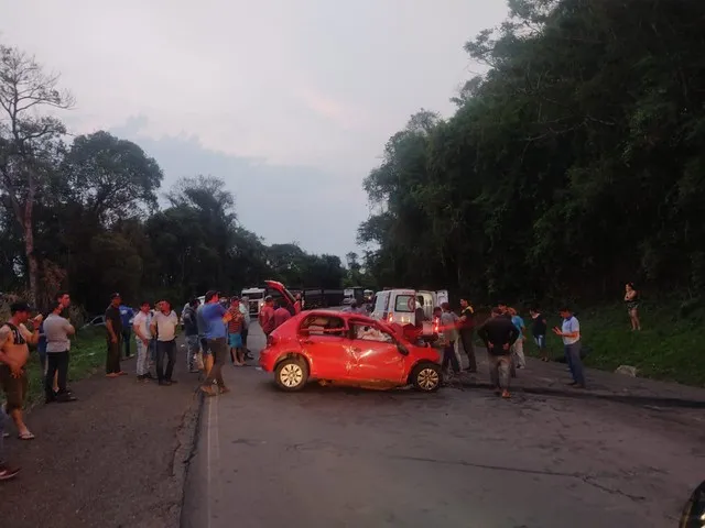  O acidente envolveu um carro e um caminhão que colidiram de frente 