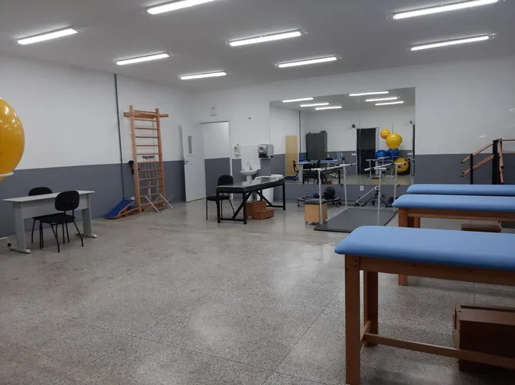 Unopar Arapongas inaugura clínica de fisioterapia
