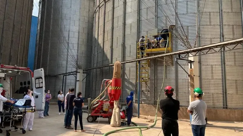Trabalhadores ficam feridos em soterramento dentro de silo