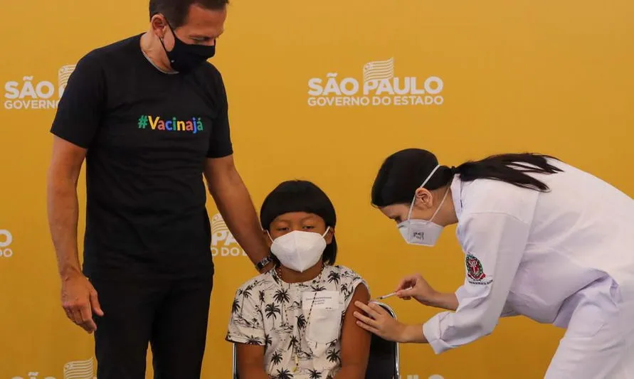 Indígena é primeira criança vacinada contra covid no Brasil