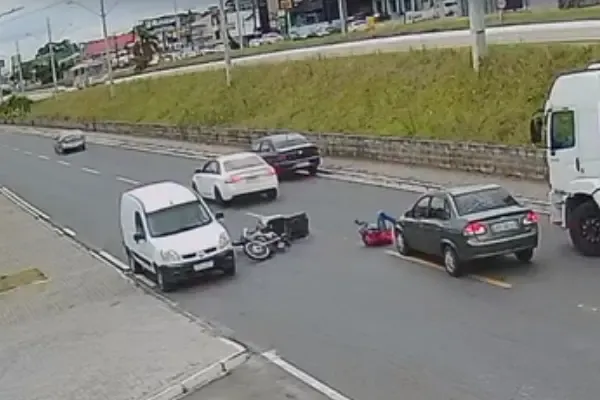 Flagrante: Motociclista cai e quase é atropelado no PR; veja
