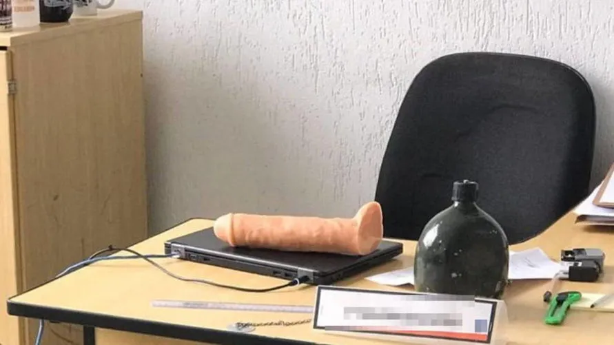 Pênis de borracha é achado na mesa de professor da PM de SP