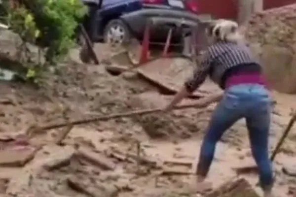 Após cavar lama com enxada, mãe descobre que filha morreu