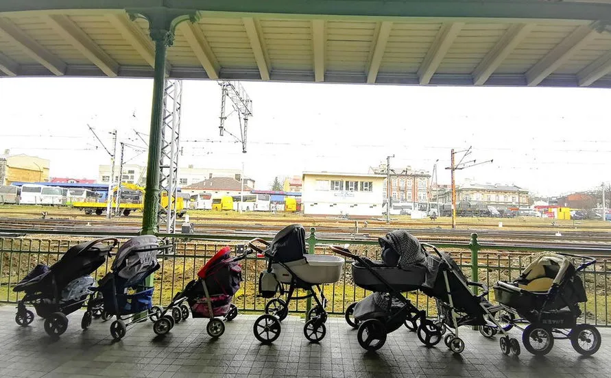 Emocionante: polonesas doam carrinhos para mães ucranianas