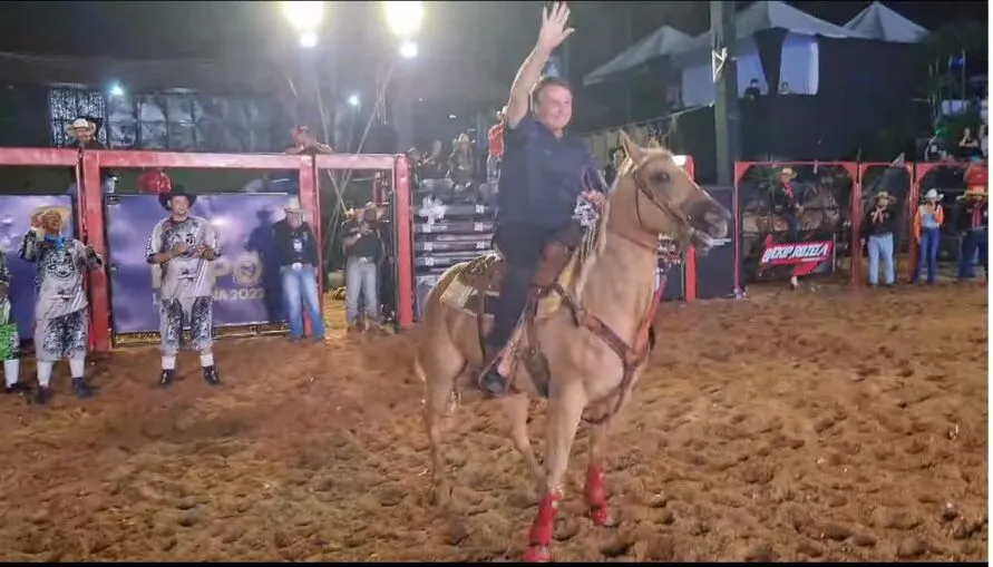 Bolsonaro monta a cavalo em visita a ExpoLondrina 2022