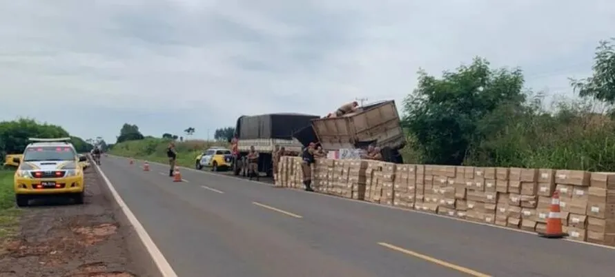 Caminhão tombou na rodovia, em Paraíso do Norte