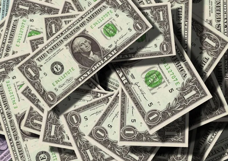 Dólar cai para R$ 4,90 após Powell afastar alta mais forte
