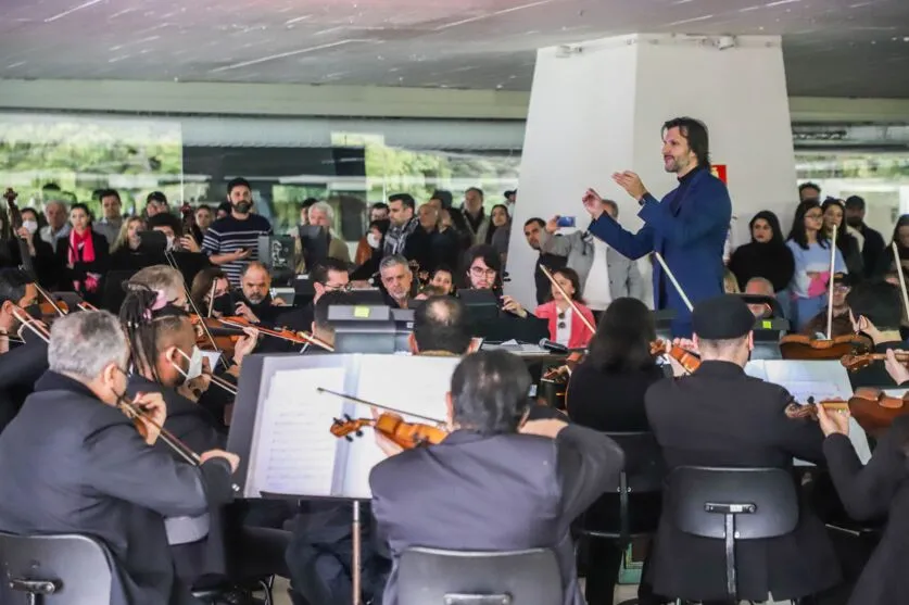 A Orquestra Sinfônica do Paraná possui 76 músicos contratados