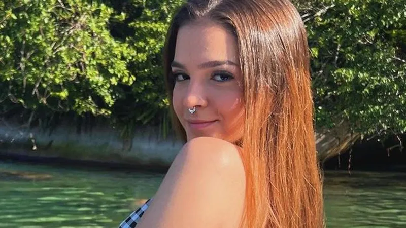 A atriz Mel Maia (18) aproveitou os dias de sol para renovar o bronzeado no mar de Paraty, no Rio de Janeiro