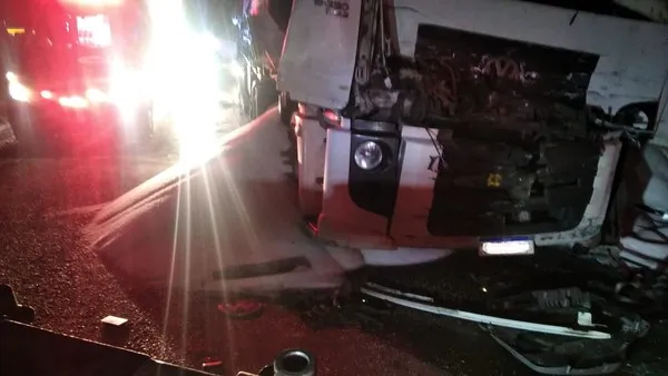 Durante a colisão, um caminhão bateu atrás do outro, conforme a polícia