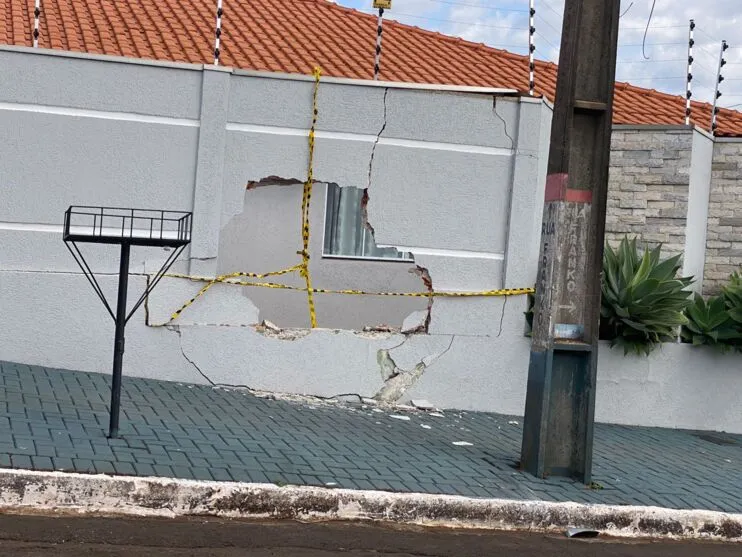 Muro da residência, atingido pelo Celta, na rua Frankó. Uma placa que ficou no local permitiu a identificação do veiculo