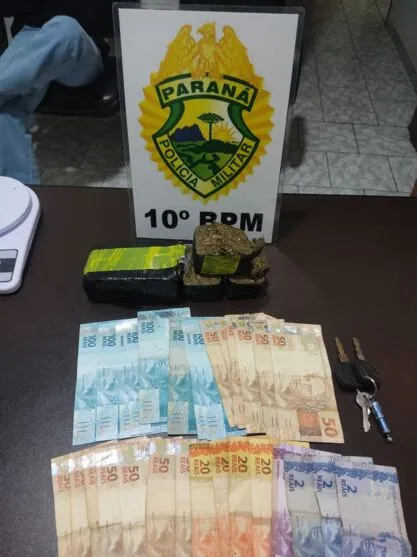 A droga e o dinheiro encontrados com o adolescente apreendido na noite de segunda-feira (25), em Cambira