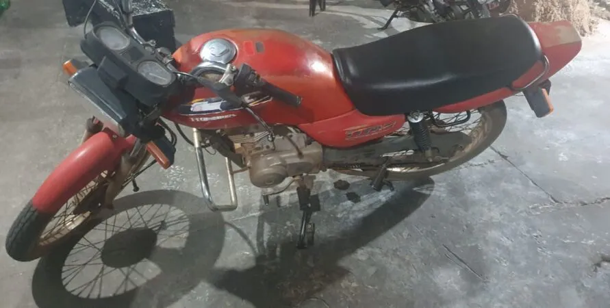 A motocicleta, uma Honda 125, furtada em Mandaguari, foi encaminhada para a Polícia Civil de Jandaia do Sul