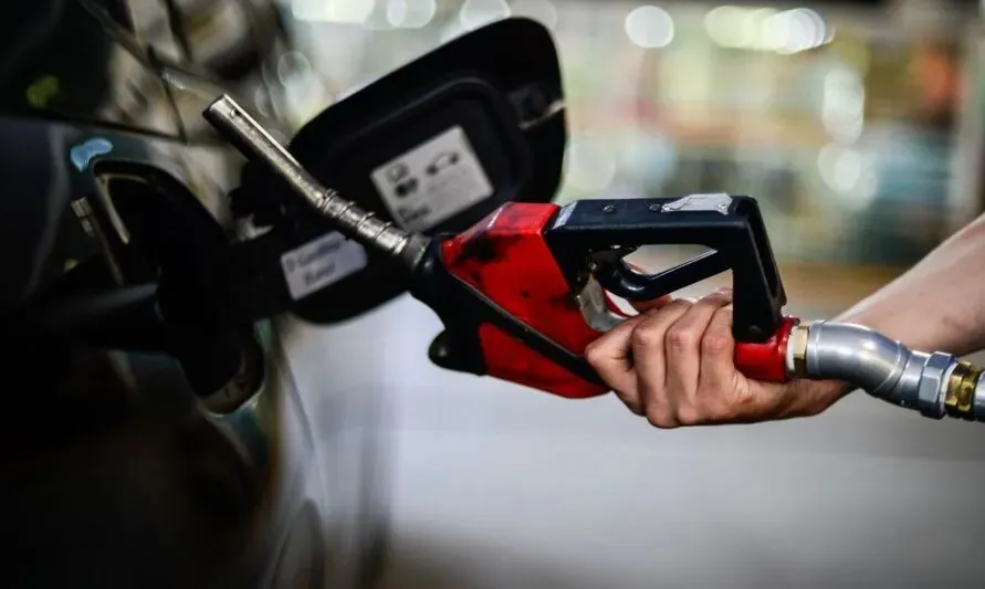 A redução do preço da gasolina será de R$ 0,20 por litro, o equivalente a -4,93% do valor atual