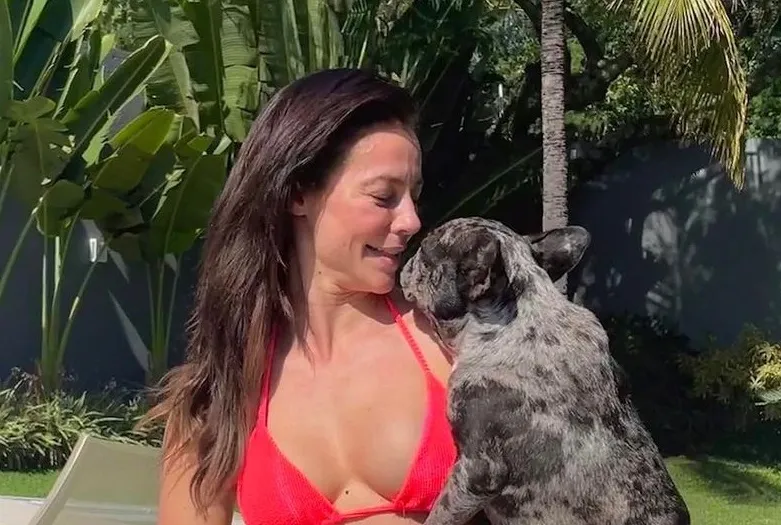 Ela aproveitou o dia de calor intenso para curtir uma piscina com o cão de estimação
