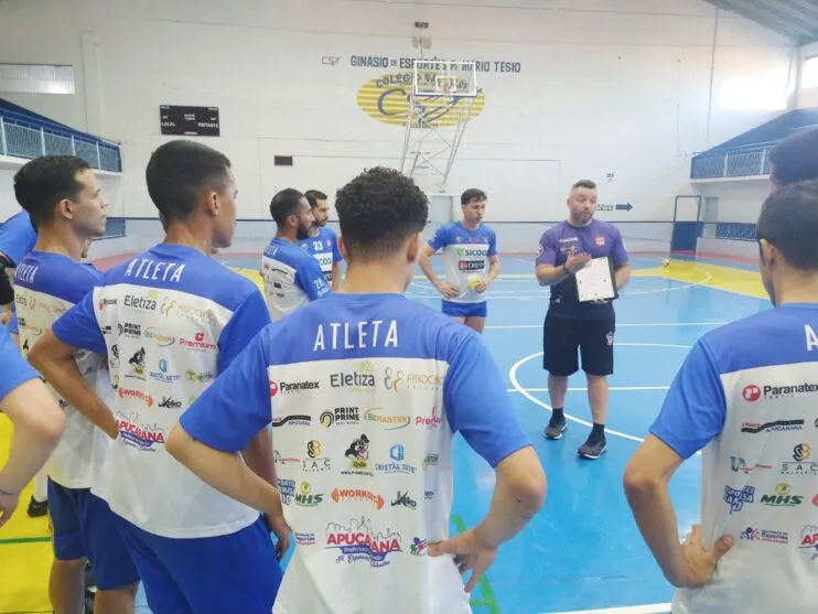 Equipe comandada por Márcio Rinaldo durante treinamento no Colégio São José