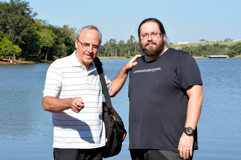Irmo Celso Vidor, que morreu em abril de 2021, e o escritor Leandro Hecko em frente ao lago Jaboti em foto de 2020