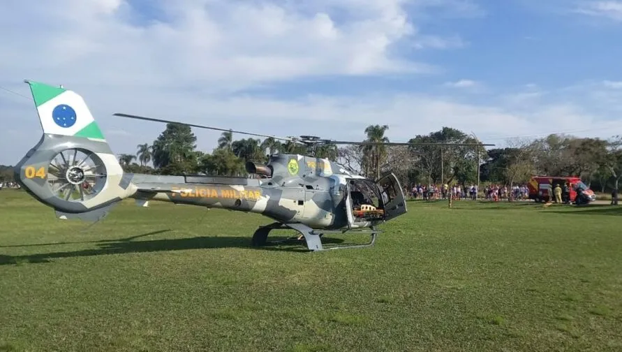 O helicóptero pousou no Parque Náutico para prestar atendimento à vítima de atropelamento, em Curitiba