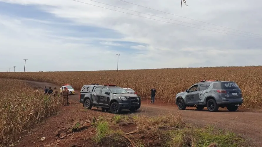 Suspeitos abandonaram o veículo com os reféns em uma estrada rural e fugiram