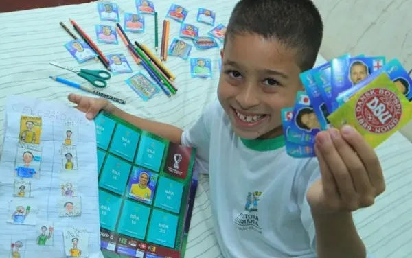 Assim que recebeu o livro oficial de figurinhas da Copa do Mundo, João Gabriel, de 8 anos, abriu um enorme sorriso