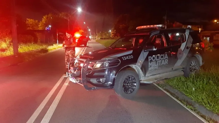 Confronto no Alto Boqueirão, em Curitiba, deixou um morto a tiros, dentro de um carro capotado, e um ferido, também baleado.