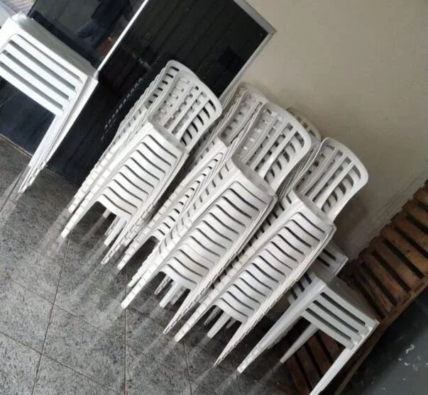 Cadeiras de plástico foram furtadas de empresário