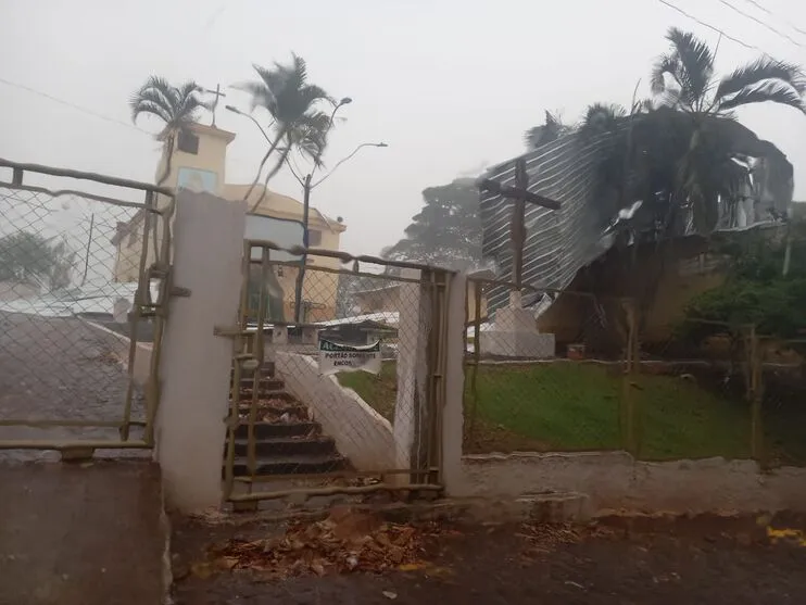 A Prefeitura Municipal de Cambira ainda realiza o levantamento dos danos no distrito e em outras localidades da área rural.