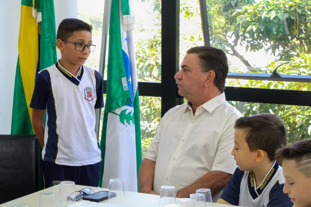 Prefeito Sérgio Onofre recebe alunos da Escola Padre Germano