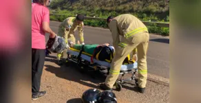  Casal fica ferido ao cair de moto ao passar por buraco no Contorno Sul 