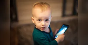  Sociedade Brasileira de Pediatria recomenda que crianças com menos de 2 anos não tenham contato com aparelhos eletrônicos 