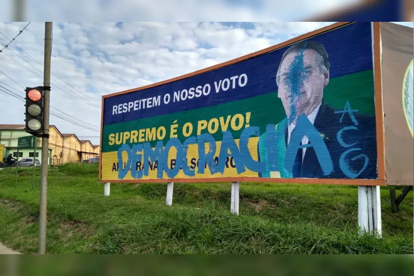 Outdoor com imagem do presidente Bolsonaro é pichado em Apucarana