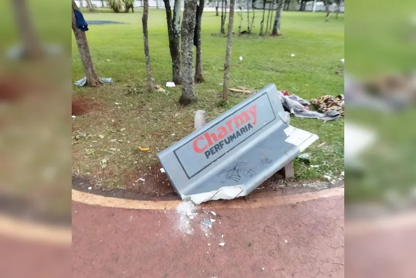 Praça da Saudade em Arapongas é alvo de vandalismo