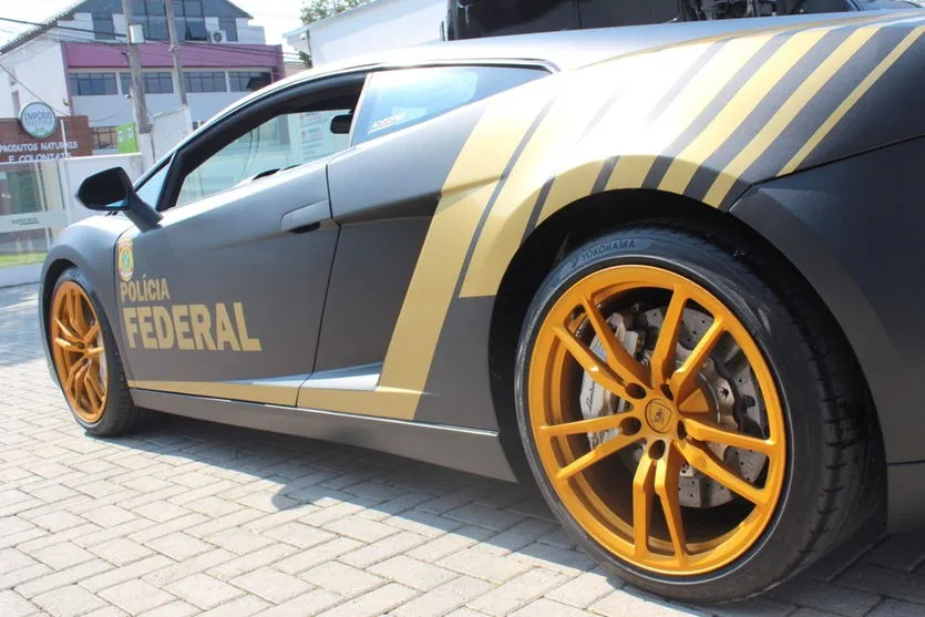 PF do Paraná utiliza Lamborghini de R$ 800 mil como viatura