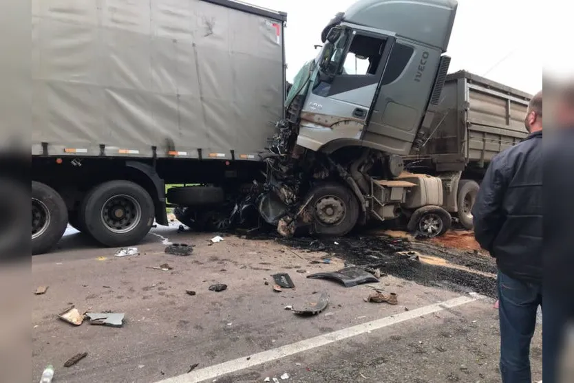 Acidente entre três caminhões e 5 carros deixa mortos no PR