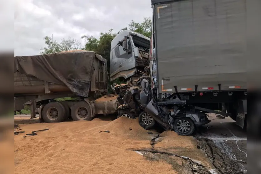 Acidente entre três caminhões e 5 carros deixa mortos no PR
