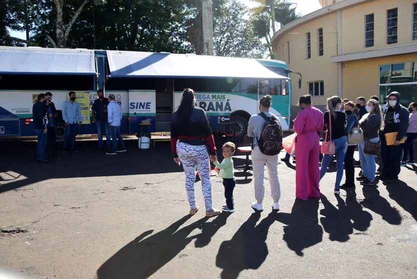 Ônibus “Emprega Mais Paraná” atende moradores; assista