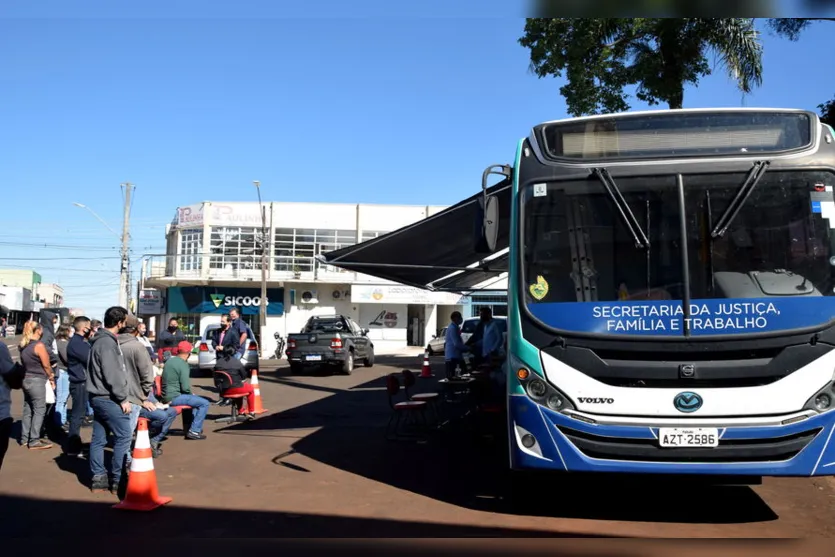Ônibus “Emprega Mais Paraná” atende moradores; assista