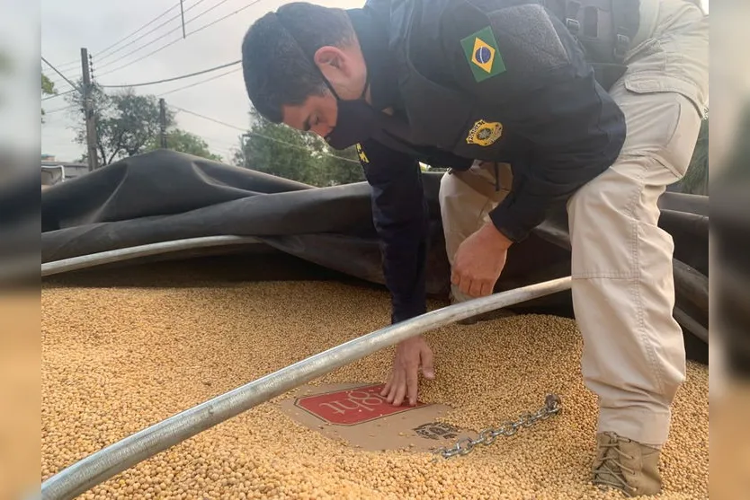 PRF apreende R$ 1,5 milhão em bitrem carregado de soja
