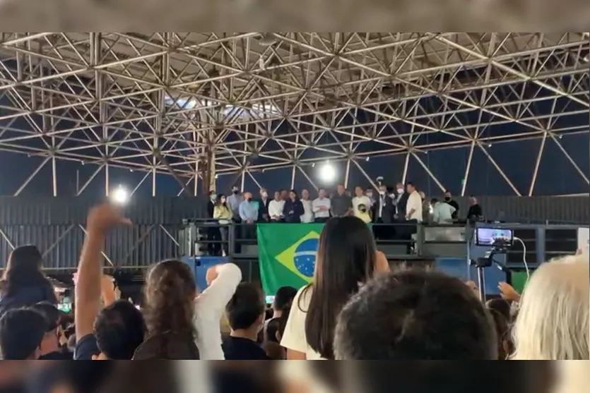 Presidente Bolsonaro chega para evento em Maringá