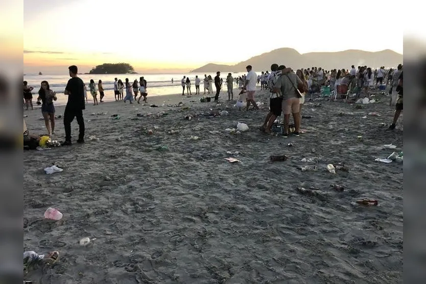 Balneário Camboriú tem rastro de lixo na praia após festa