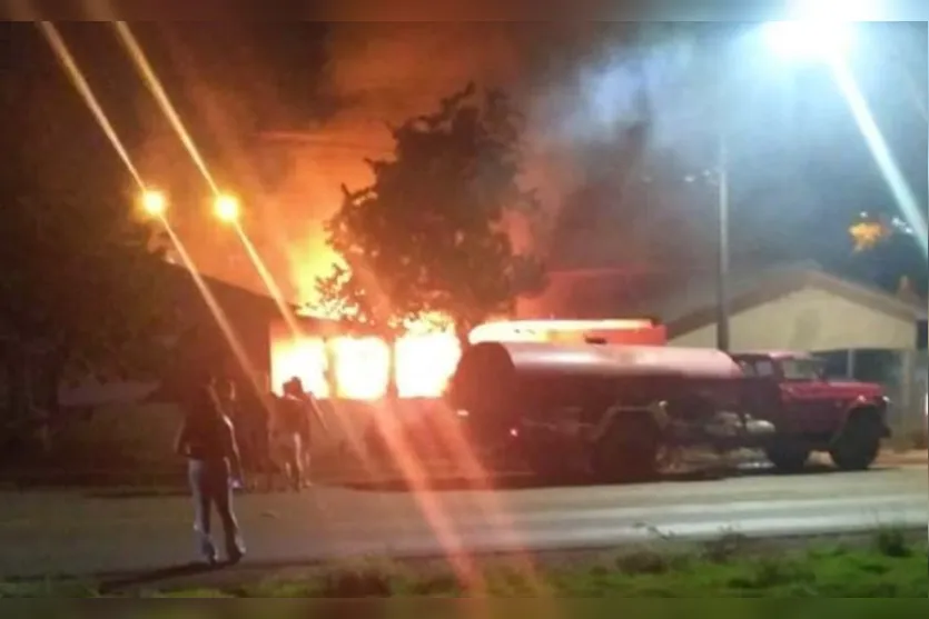 Incêndio destrói três carros em São João do Ivaí