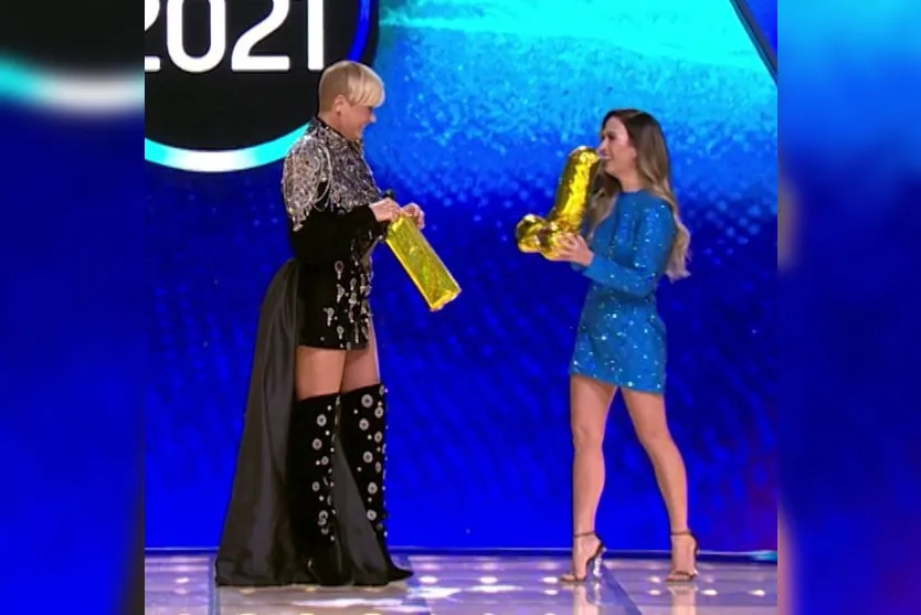 Xuxa recebe presente inusitado durante Prêmio Multishow