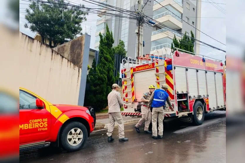 Bombeiros de Apucarana salvam trabalhador que ficou preso a 35 metros