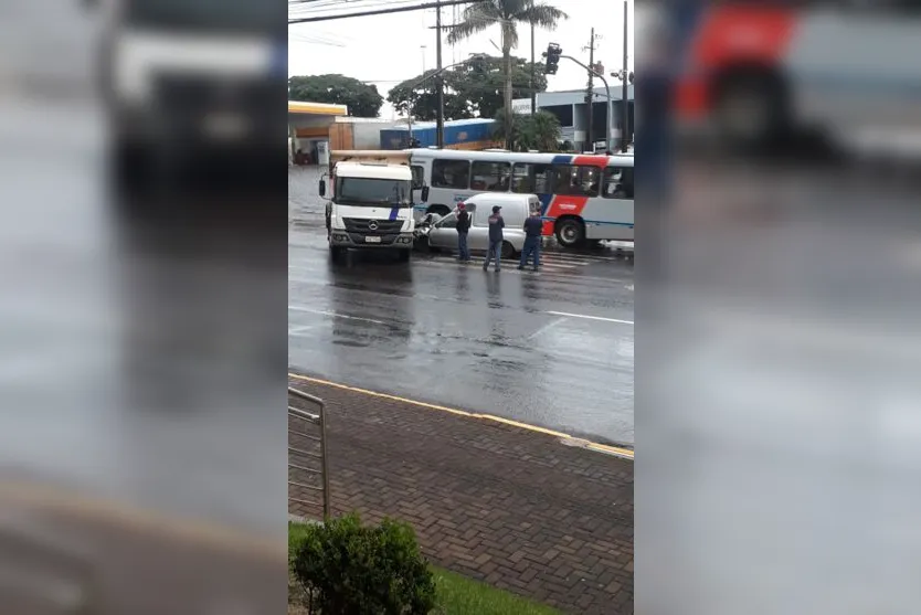 Carro e caminhão se envolvem em acidente na 'Minas Gerais'