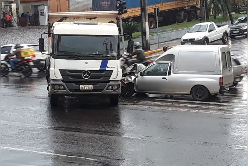 Carro e caminhão se envolvem em acidente na 'Minas Gerais'