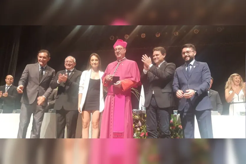"Eu amo Apucarana", diz Bispo ao receber Título de Cidadão Honorário