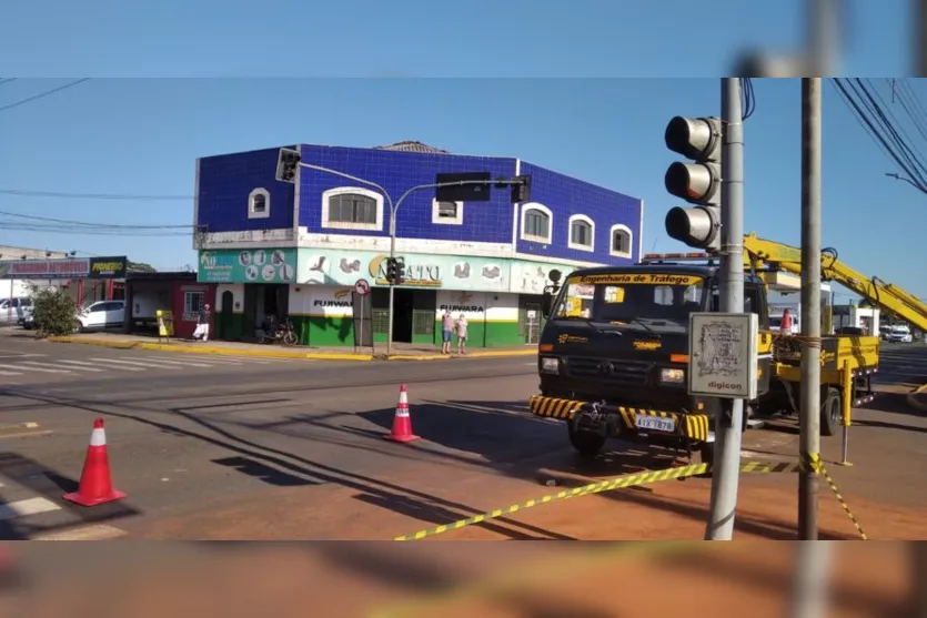 Ideplan realiza manutenção em semáforo na Av. Carlos Schmidt