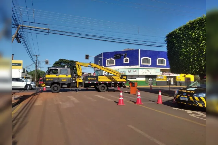 Ideplan realiza manutenção em semáforo na Av. Carlos Schmidt